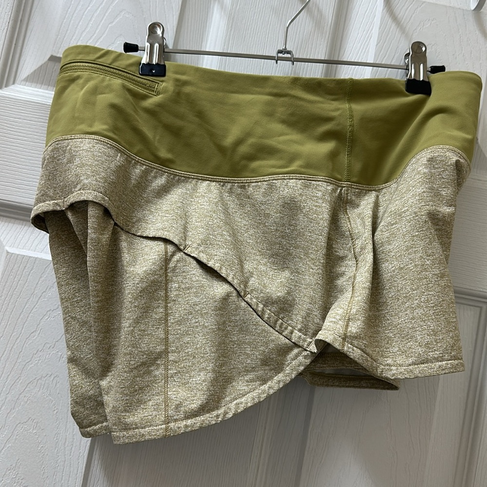 LIKE NEW! Lululemon Speed Up Short High-Rise 2.5" - Picture 10 of 16
